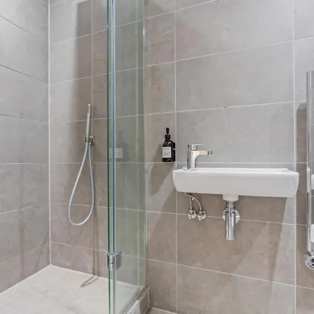 Executive Sleeps 4 2bed 2bath * 约克