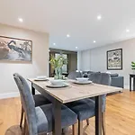 Апартаменты Executive Sleeps 4 2bed 2bath